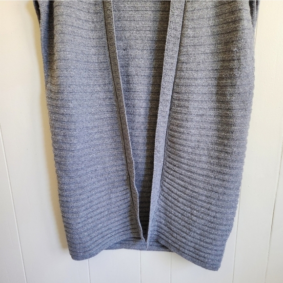 Chico's Size LG (2) Gray Sleeveless Long Open Cardigan - Picture 4 of 13